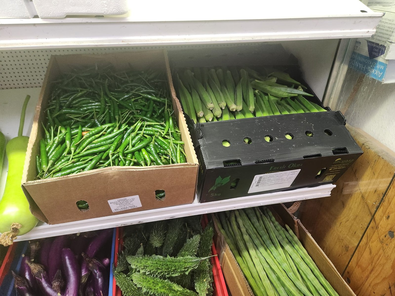 Chilis, Okra und mehr im Kühlregal